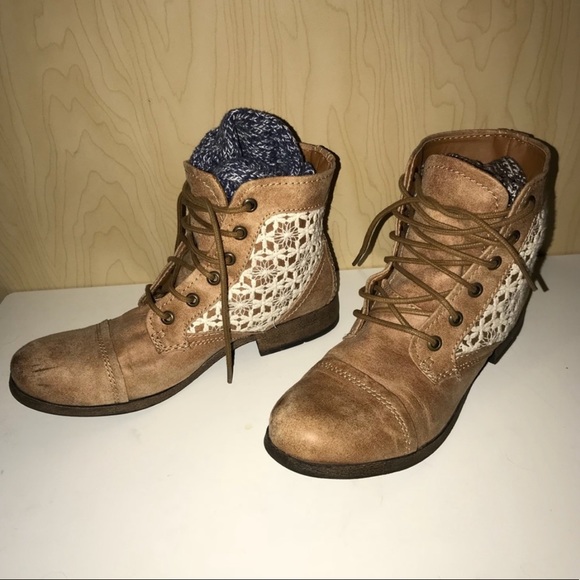 Tan combat boots w/ crotchet - Picture 3 of 4